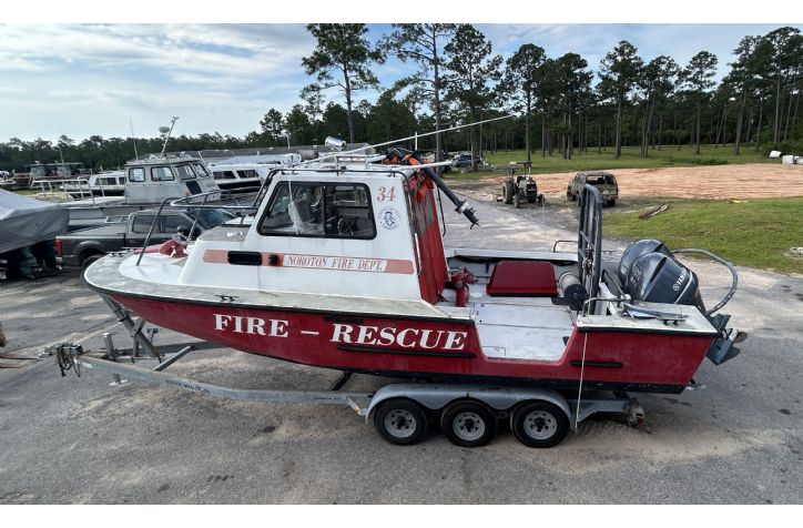 <strong>1989 Boston Whaler Fire/Rescue </strong>1989 Boston Whaler Fire Rescue platform with twin 300 Yamaha outboards